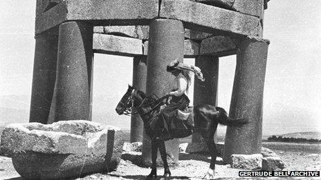 Gertrude Bell on horseback in June 1900 at Kubbet Duris [Arab funerary monument]