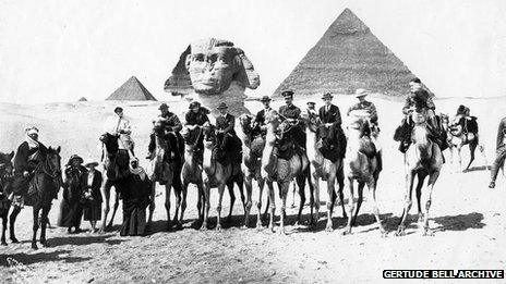 In front of sphinx and pyramids with Gertrude Bell, Churchill and TE Lawrence