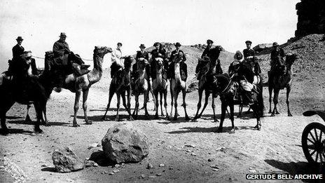 Gertrude Bell, Churchill, TE Lawrence on camels