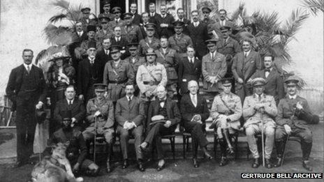 Group photograph of Cairo conference with Gertrude bell, Churchill, Lawrence and others including cavorting lions