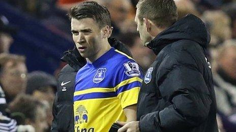 Everton assistant manager Graeme Jones speaks with Seamus Coleman after he is brought off