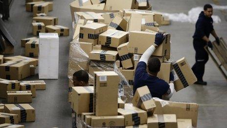 Workers sort packages at the FedEx hub at Los Angeles International Airport (02 December 2013)