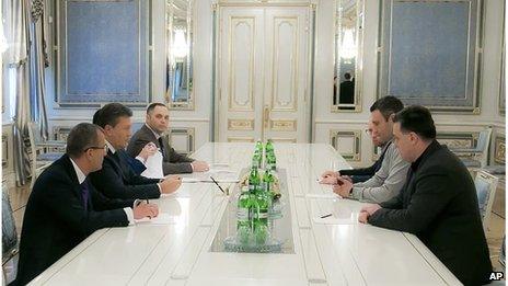 Ukrainian President Viktor Yanukovych (second left) meets with opposition leader, Oleh Tyanybok (right), Vitali Klitschko (second right) and Arseniy Yatsenyuk, in Kiev on 22 January.