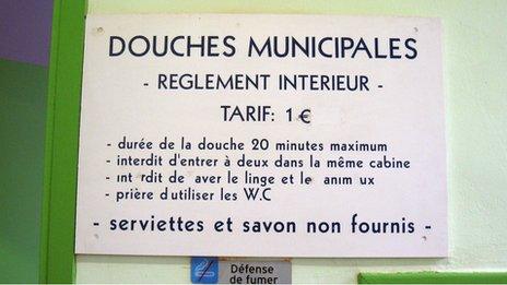 Entry free sign at the 'Douche Publiques'