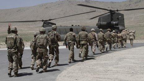 Nato soldiers walk towards a helicopter (18 June 2013)