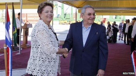 Cuba's President Raul Castro (R) and Brazil's President Dilma Rousseff shake hands on January 27, 2014.