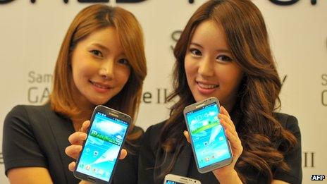 South Korean models pose with Samsung Electronics smartphone Galaxy Note II