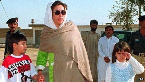 Benazir Bhutto, centre, former prime minister of Pakistan, comes out of Landhi jail with her son Bilawal Bhutto, left, and daughter Asifa Bhutto in 1998