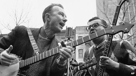 Pete Seeger (l) in 1975