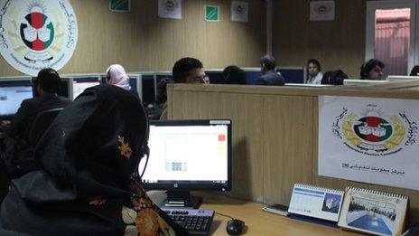 Call centre staff guide voters through the 2014 elections