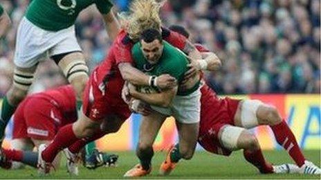 Dave Kearney yn cael ei daclo gan Richard Hibbard