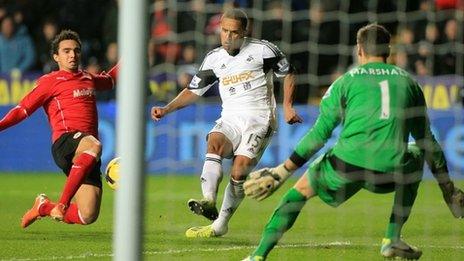 Wayne Routledge yn sgorio i Abertawe