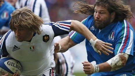 France hooker Dimitri Szarzewski carries the ball as Italy prop Martin Castrogiovanni tries to tackle him