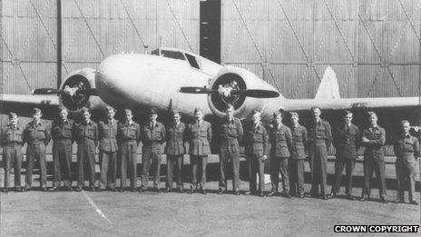 Boeing 247D with blind landing team