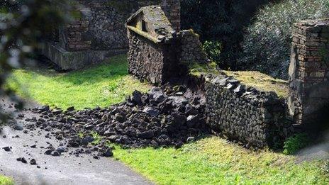 Collapsed wall in Pompeii (2 March 2014)