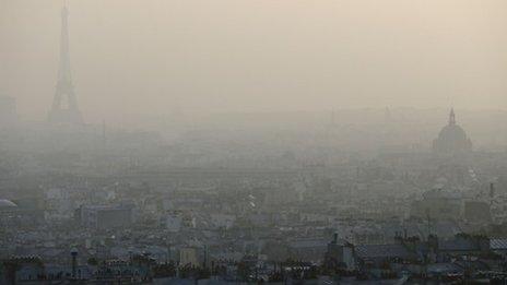 Paris covered in smog (11 March 2014)