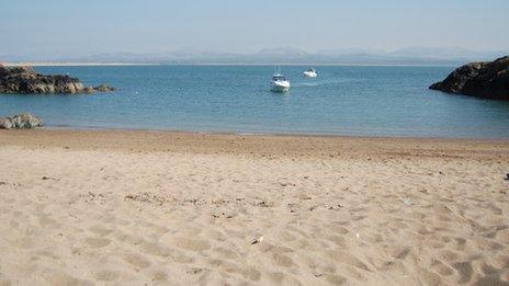 Gweld Eryri o draeth Ynys Llanddwyn