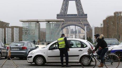 A police officer inspects a vehicle in Paris (17 March 2014)