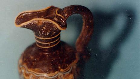 Glass oinochoe