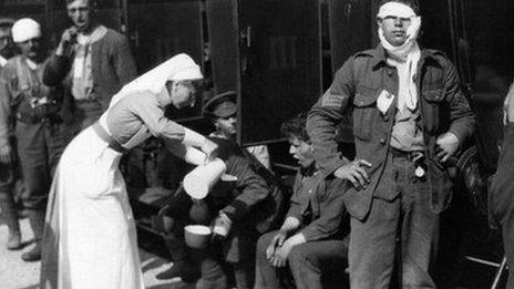 Nurse treats soldiers in World War One