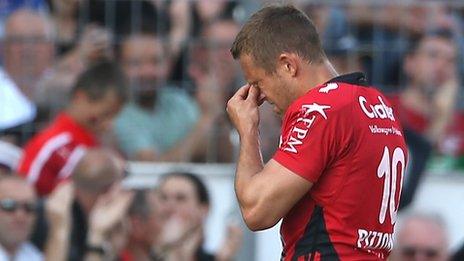 Toulon's Jonny Wilkinson was forced off by a hamstring problem after 28 minutes against Leinster