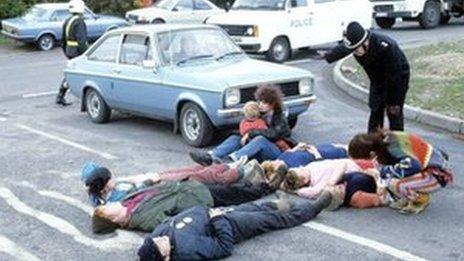 Police try to move Greenham Common protesters in 1983