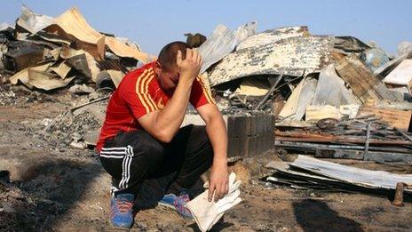 A man reacts as he sees that his house was devastated by a huge fire in Valparaiso, on April 14, 2014.