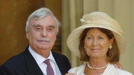 Leslie Thomas, with his wife Diana, receiving the OBE awarded to him in 2004
