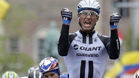 Marcel Kittel wins stage two of the Giro d'Italia in Belfast