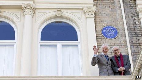 Ray Galton (left) and Alan Simpson in front of an English Heritage blue plaque