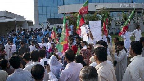 Supporters of the Pakistan Tehreek-e-Insaf party led by former test cricketer Imran Khan rally against Geo TV outside the Pemra offices in Islamabad