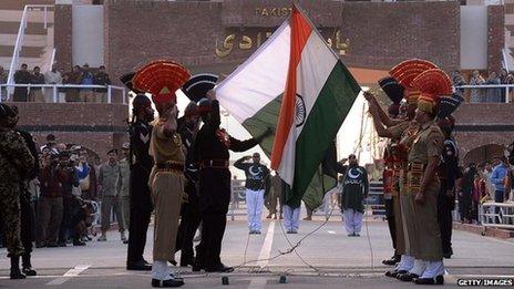 Ceremony at the India-Pakistan border crossing at Wagah (file photo)