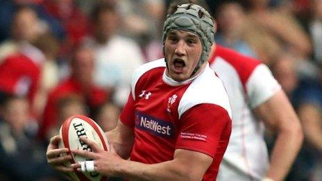 Jonathan Davies breaks clear