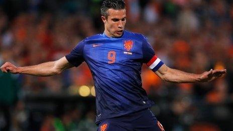 Robin van Persie shoots