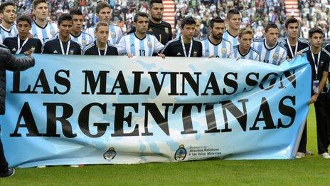 Argentina team with Las Malvinas flag