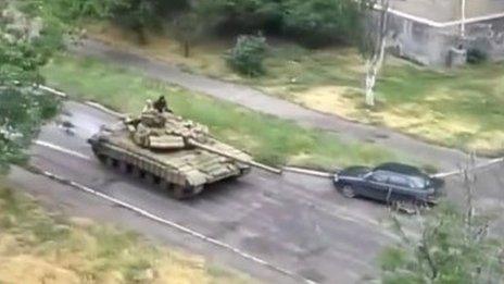 Open source image of a lone T-64 battle tank in Snizhne, with no markings, Nato image