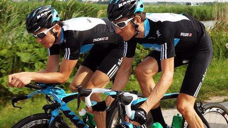 Wiggins and Thomas on their bikes