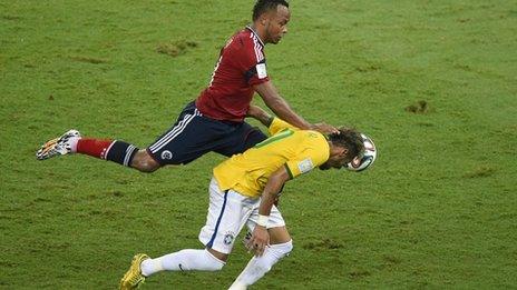 Neymar and Juan Zuniga