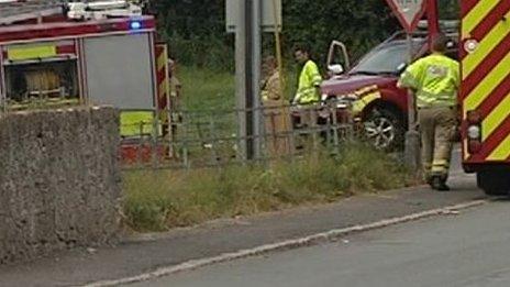 Swyddogion ger safle'r tân yn hen ysbyty meddwl Dinbych