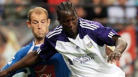 TNS defender Steve Evans tussles for the ball with Romelu Lukaku against Anderlecht, August 2010