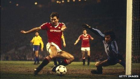 Bryan Robson scores against Barcelona in 1984