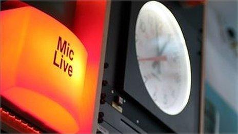 Radio live sign