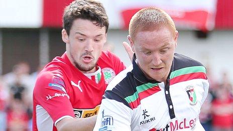 Tomas Cosgrove of Cliftonville and Stephen McAlorum of Glentoran