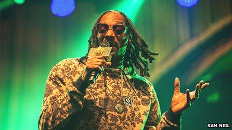 Snoop Dogg played in the rain on Saturday night