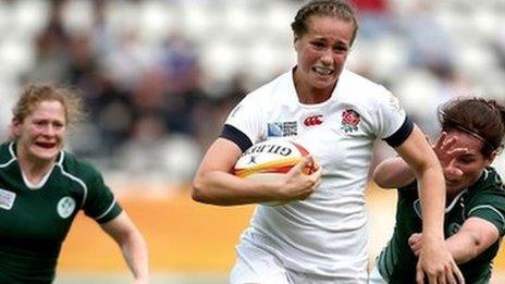 Emily Scarratt (centre)