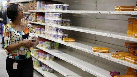 A woman shopping for groceries at a supermarket in Caracas. 21/08/2014