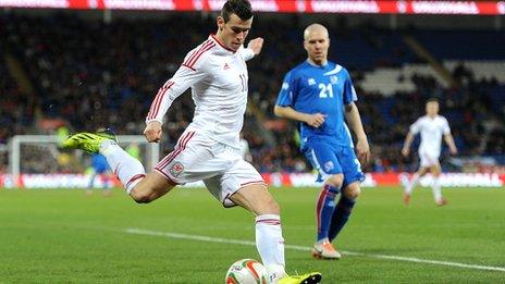 Gareth Bale crosses the ball