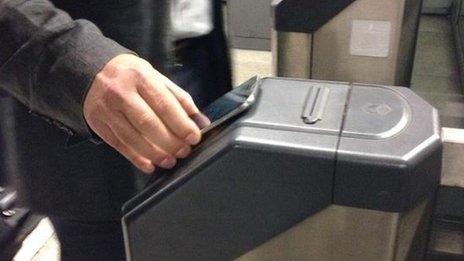 Man tabs in to Tube using mobile phone