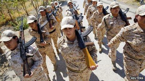 Female Kurdish peshmerga fighters