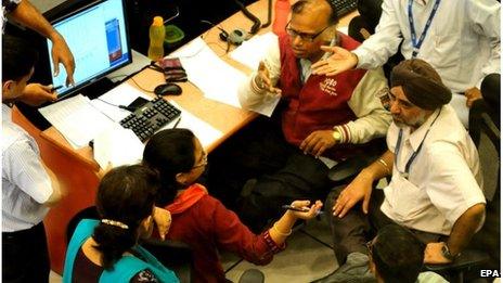 Indian space agency staff in Bangalore, India (15 Sept 2014)